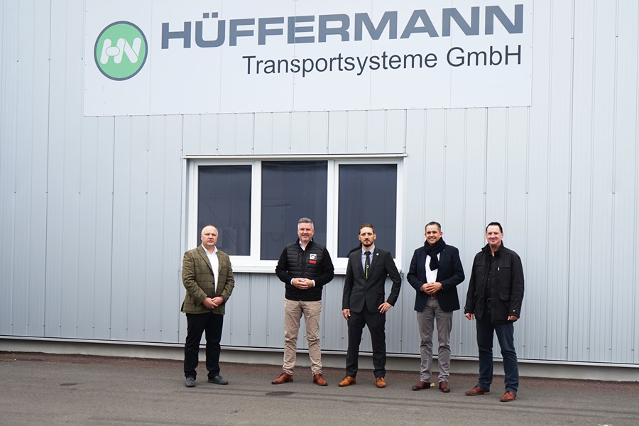 Bild nach Vertragsunterzeichnung, von links: Alexander Bleick (Betriebsleiter Nutzfahrzeugcenter Hüffermann), Ron de Vries (Geschäftsführer Hiab), Lennart Kluge (Geschäftsführer Hüffermann), Maximilian Thiele (Vertriebsleiter Hiab), Lutz 