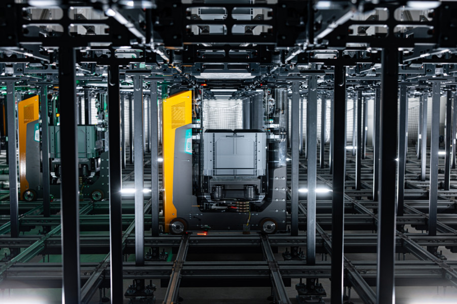 Im „Power Cube“ bewegen 16 Shuttles die Behälter auf 26 Ebenen und versorgen fünf Arbeitsplätze mit Material für die Flugzeugmontage. (Quelle: Jungheinrich AG)