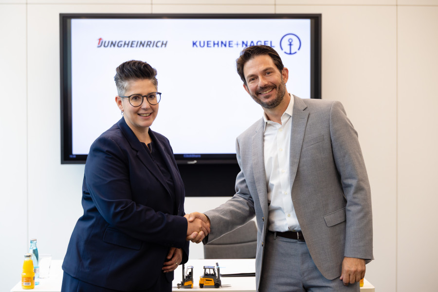 Jungheinrich Vertriebsvorständin, Nadine Despineux, und Eduardo Razuck, Executive, Vice President Contract Logistics Kühne & Nagel AG, unterzeichneten einen Rahmenvertrag über 5.000 Flurförderzeuge. (Quelle: Jungheinrich AG)