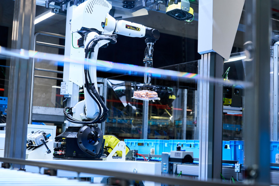 Die KI-gestützten Roboter übernehmen die vollautomatische Einzelstückkommissionierung von Fleisch- und Wurstprodukten. (Bildquelle: Knapp/Niederwieser)