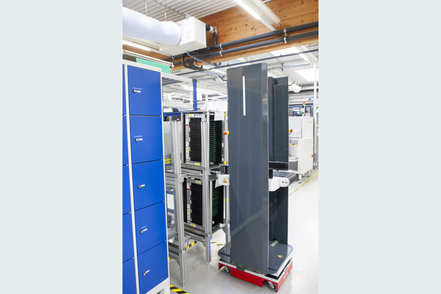 Mittels aktueller Antriebs-Steuerungstechnik wandeln autonome Transportroboter von Melkus Mechatronic die bei Bremsvorgängen oder beim Absenken der Last wirkende kinetische Energie in Elektrizität um und laden damit den Akku nach. (Bildquelle: Sigmatek)