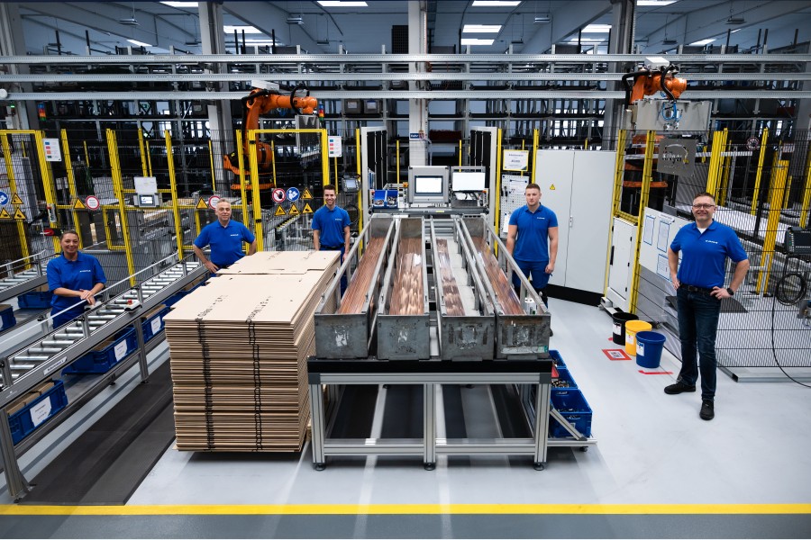 Vahle modernisiert die Produktion und setzt auf robotische Unterstützung. Für die Mitarbeitenden ergeben sich neue Freiräume (v. l. n. r. Tanja Gunia, Ibrahim Yildirim, Max Kneifel, Dorian Dunker und Manuel Rafalski).