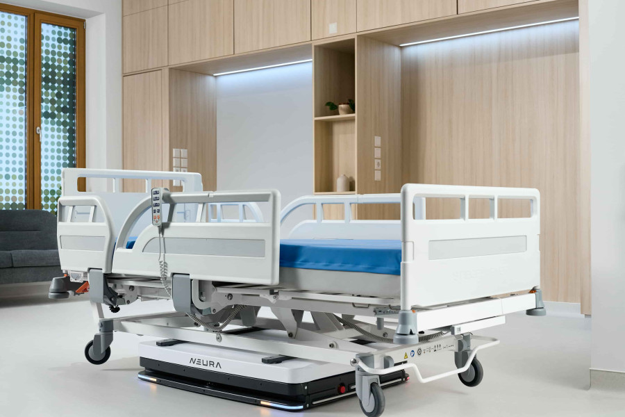 Neura Robotics targets its autonomous mobile platform for transport tasks in hospitals. The system is intended, among other things, to move empty beds between stations. (Image source: Neura Robotics)