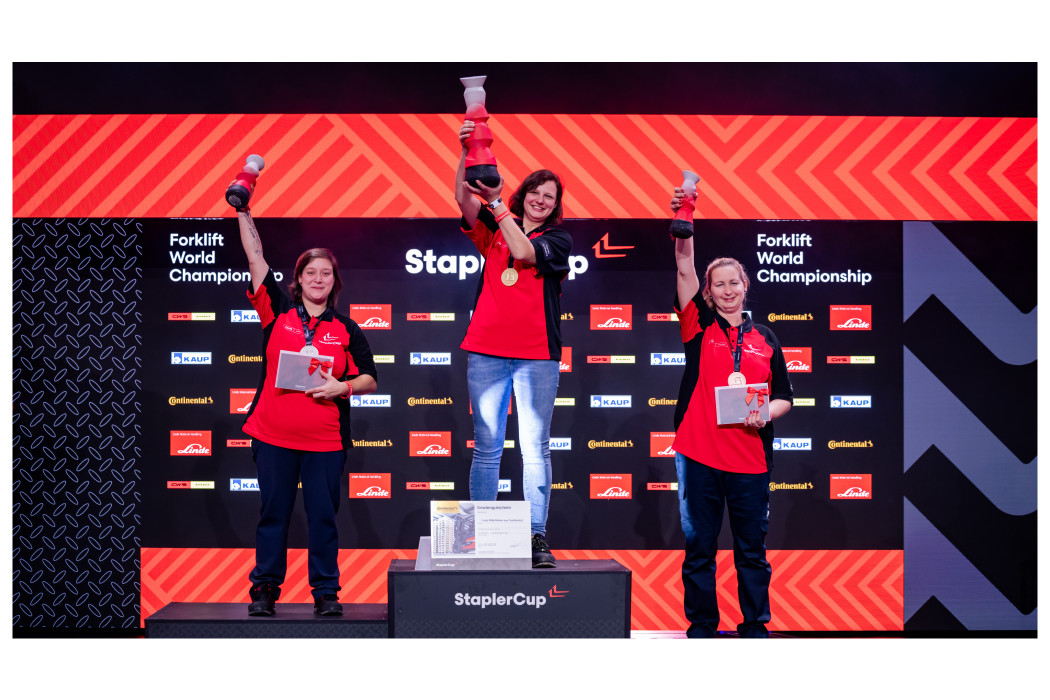 Maren Schlabitz (center) from Kiel wins the Women’s Forklift World Championship 2026. (Source: Bert Willer Photography)