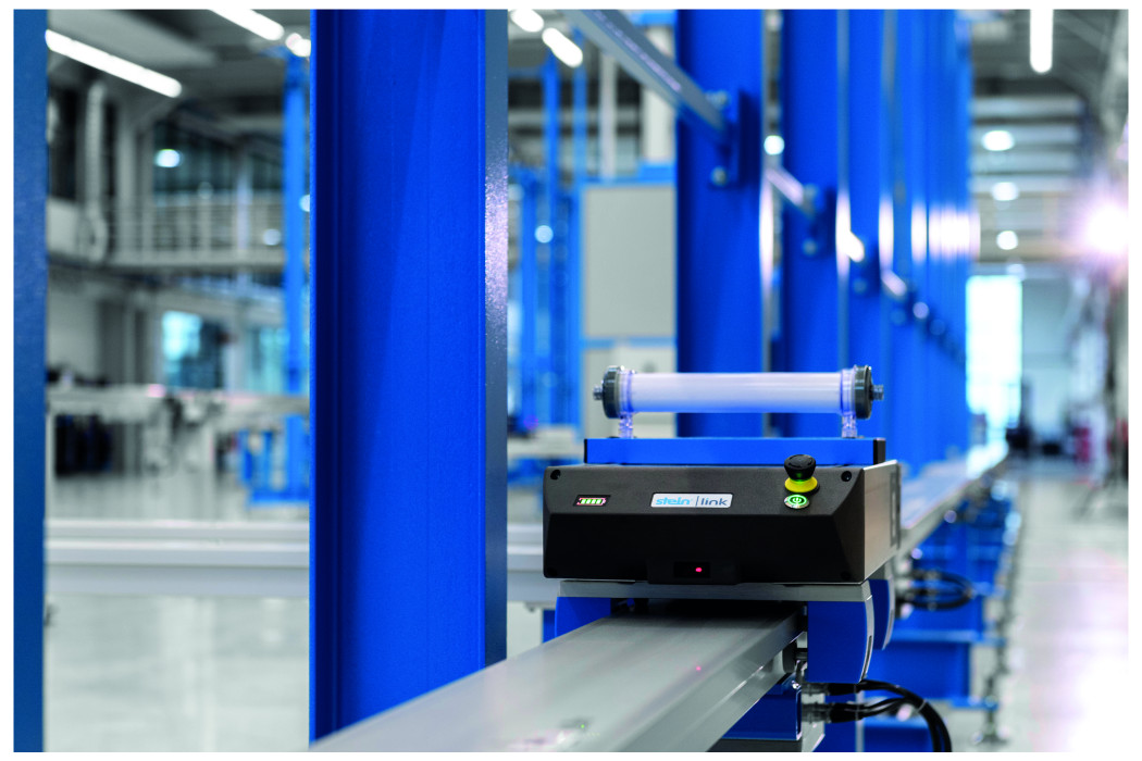 Das batteriebetriebene „Stein link“-Shuttle transportiert einen Dialysefilter auf dem Aluminium-Streckenprofil. (Bildquelle: Stein Automation)