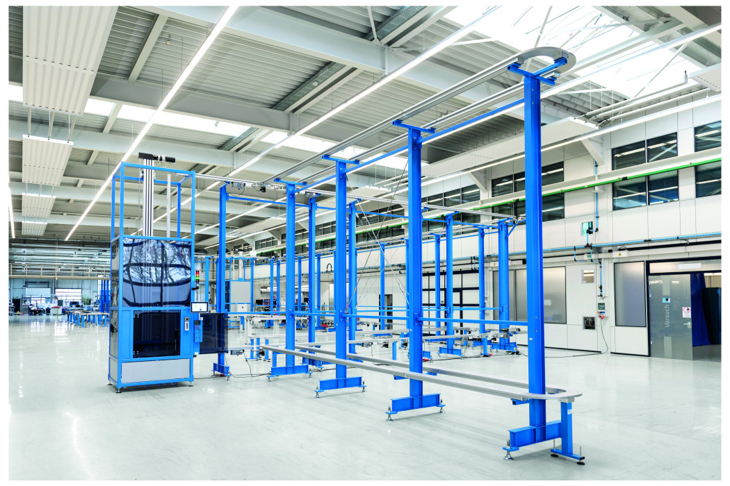Eine mehrstöckige Kundenanlage mit „Stein link“ zeigt, wie sich Produkte und Materialien effizient über mehrere Ebenen transportieren lassen und gleichzeitig wertvolle Produktionsfläche eingespart wird. (Bildquelle: Stein Automation)