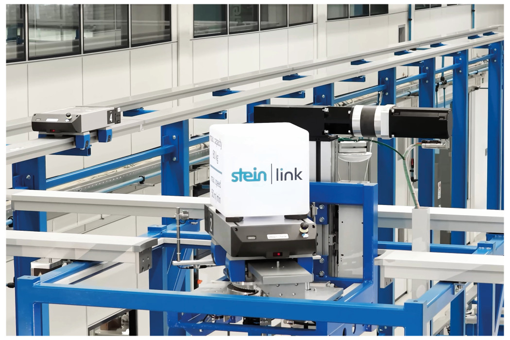 Ein Lift befördert das batteriebetriebene Shuttle von „Stein link“ auf eine zweite Produktionsebene und ermöglicht so einen flexiblen sowie platzsparenden Transport von Produkten und Materialien. (Bildquelle: Stein Automation)