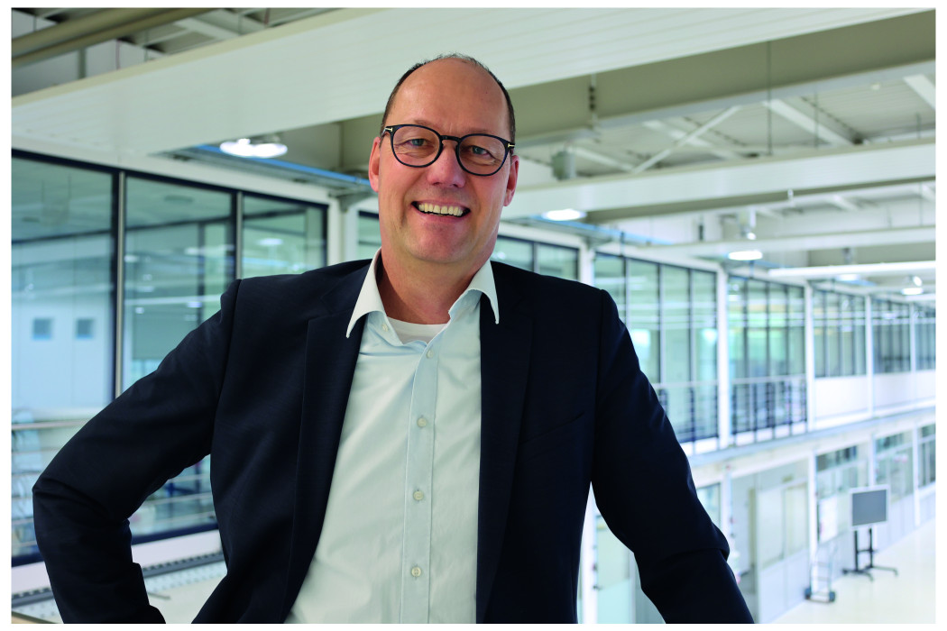 „Die Reinraumklassifizierung ist für uns weit mehr als eine technische Bestätigung. Sie eröffnet unseren Kunden neue Möglichkeiten, Materialflüsse flexibel zu automatisieren und gleichzeitig höchste Anforderungen an Sauberkeit und Prozesssicherheit zu erfüllen“, sagt Armin Doser, Geschäftsführer der Stein Automation GmbH & Co. KG. (Bildquelle: Stein Automation)