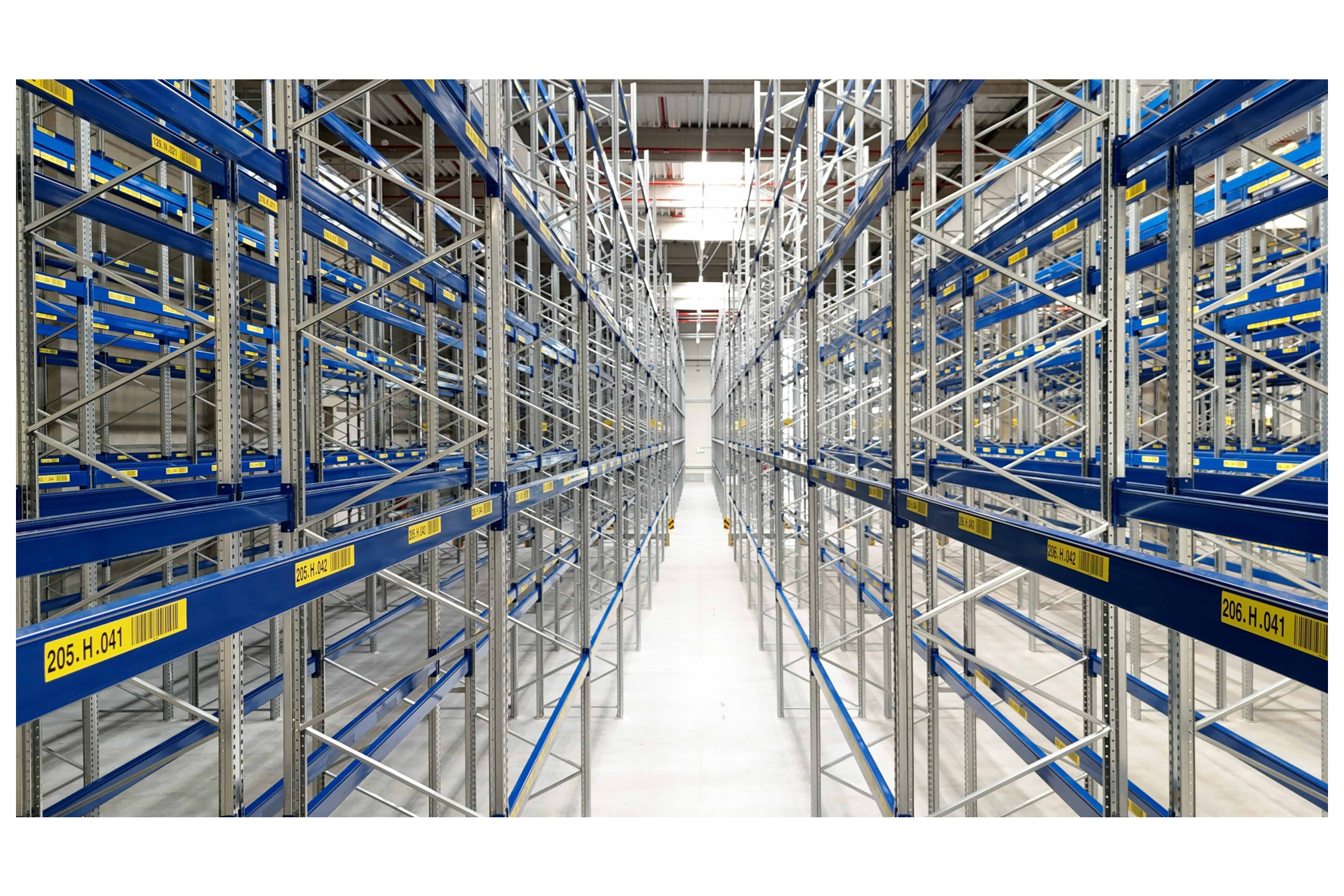 Nur bei der Eröffnung leer: Blick ins Innere des Logistikzentrums. (Quelle. Movianto)