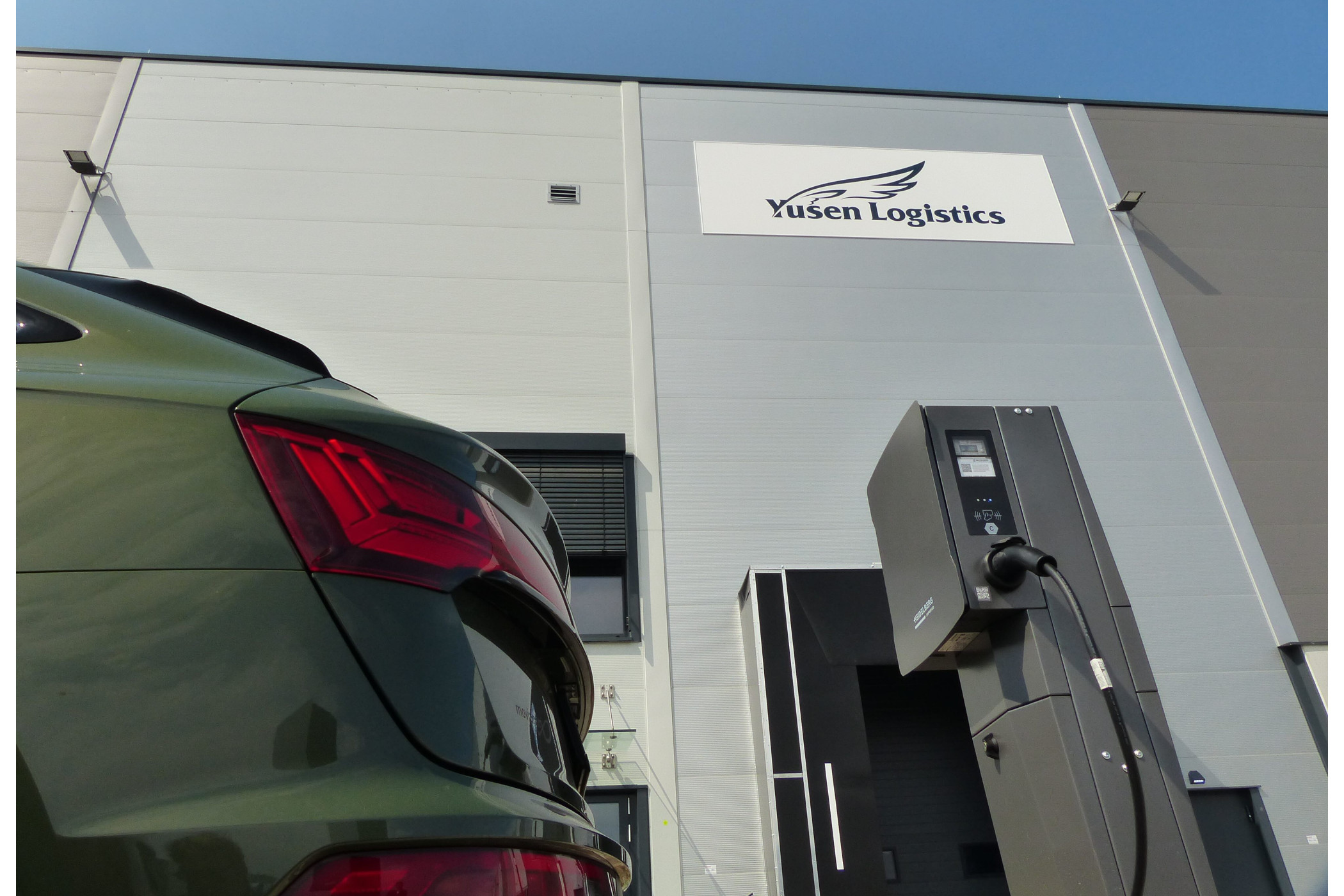 Solarzellen auf dem Dach sollen jährlich 3.100 MW Strom produzieren, daher gibt es eine Vielzahl an Lademöglichkeiten für E-Autos direkt vor dem Gebäude. (Quelle. Movianto)