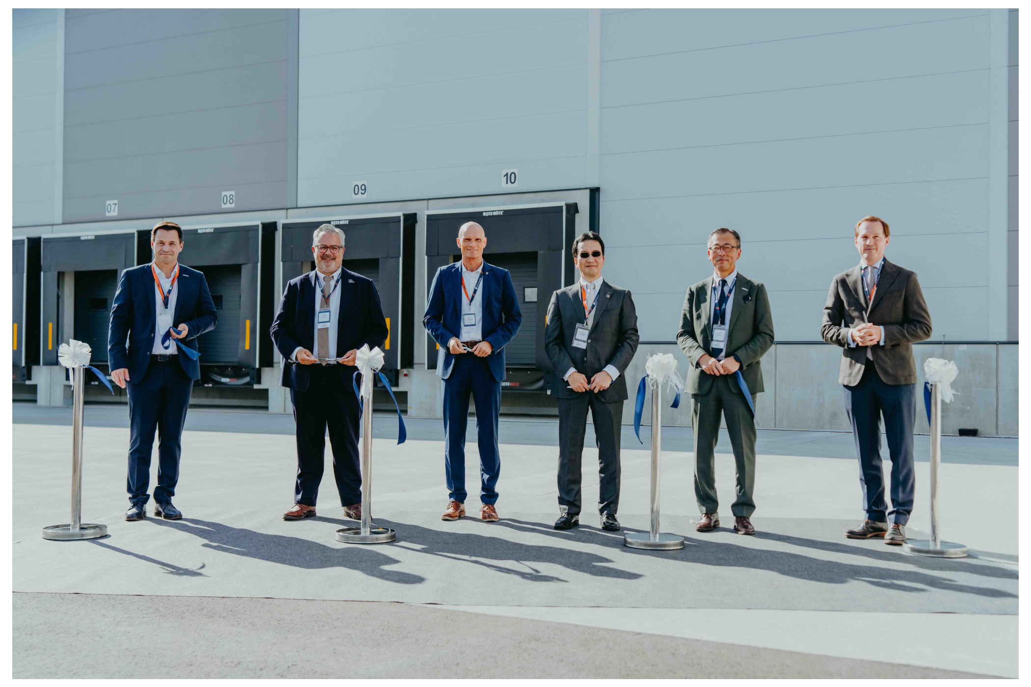 Beim Durchschneiden des symbolischen Bandes von links: Ingo Schlieper, Managing Director Movianto (DACH), Bruno Jacques, CEO Yusen Logistics Healthcare, Dirk Elkermann, Oberbürgermeister Wiesloch, Hiroki Harada, CEO Yusen Logistics, Minoru Futonaka, Managing Director Yusen Logistics (Europe) und Darius Scheible, Geschäftsführer VGP Deutschland. (Quelle. Movianto)