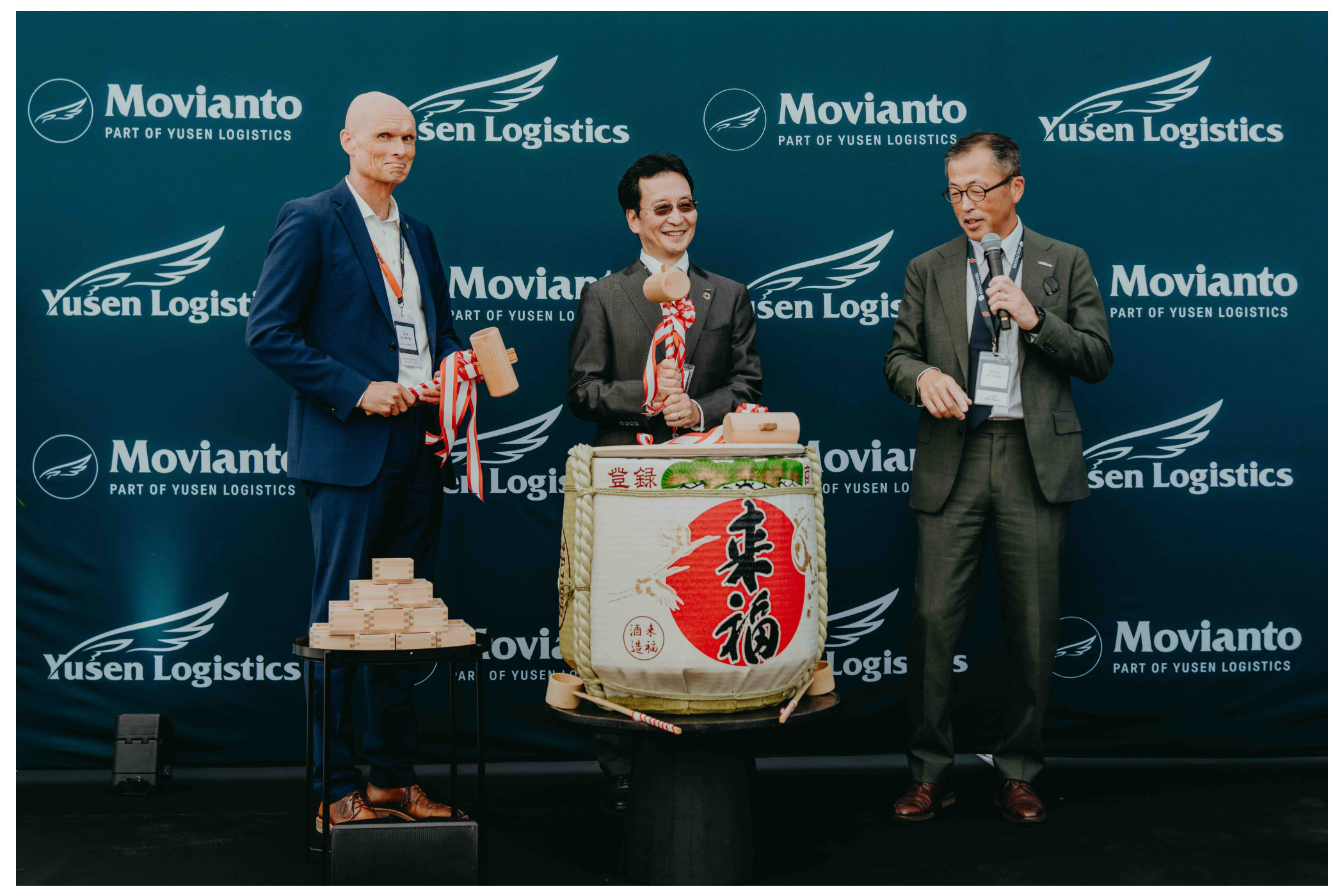 Kurz vor dem Anstich eines Sake-Fasses (von links): Dirk Elkermann, Bürgermeister von Wiesloch, hatte die Ehre, Hiroki Harada, CEO von Yusen Logistics, und Minoru Futonaka, Geschäftsführer von Yusen Logistics (Europe), bei der japanischen Eröffnungszeremonie zu unterstützen. (Quelle. Movianto)