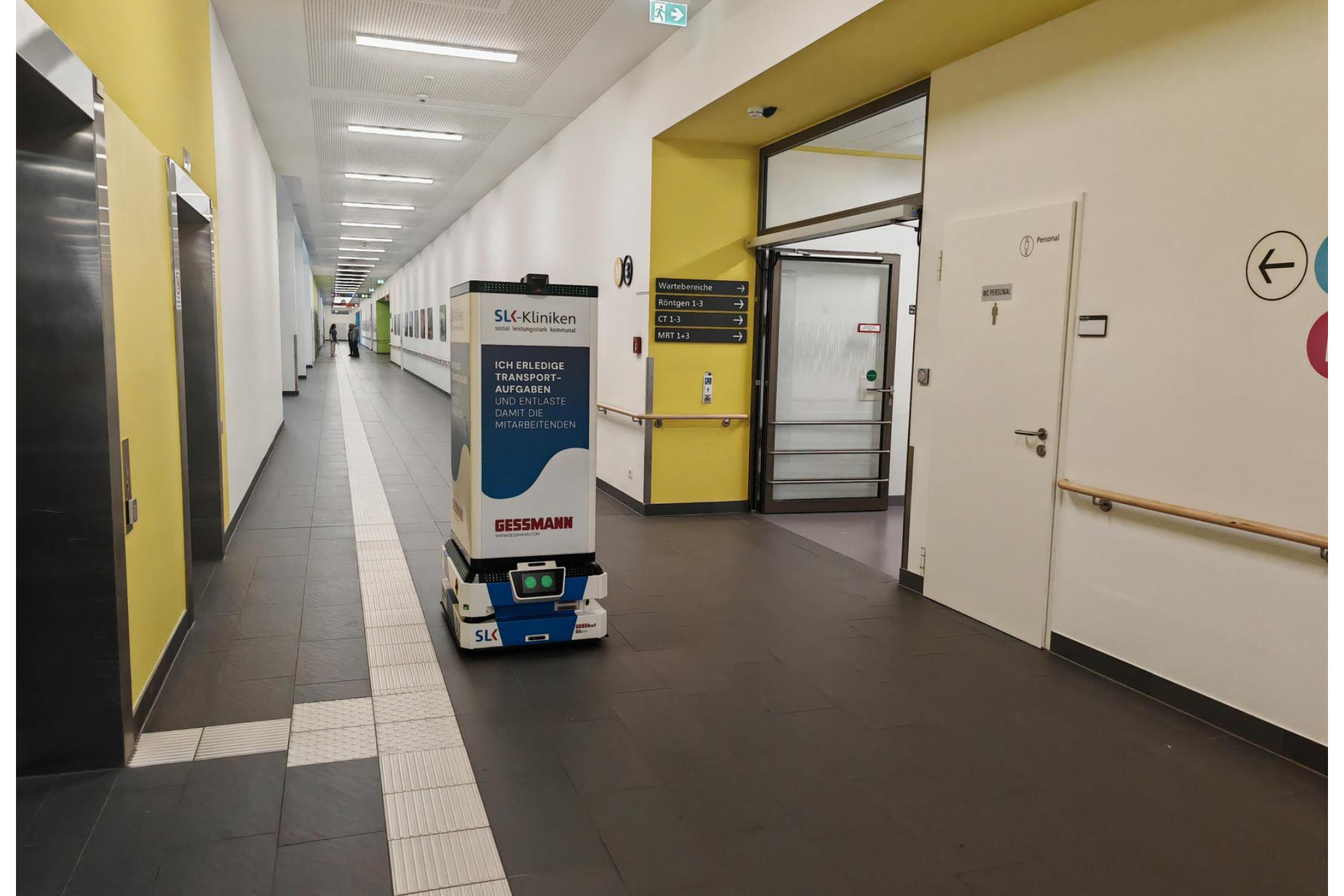 Der „GESSbot“ transportiert Medikamente autonom zwischen Zentralapotheke und Onkologie und unterstützt die innerklinische Logistik im laufenden Krankenhausbetrieb. (Bildquelle: Heilbronner Stimme/KI-bearbeitet: W. Gessmann GmbH)
