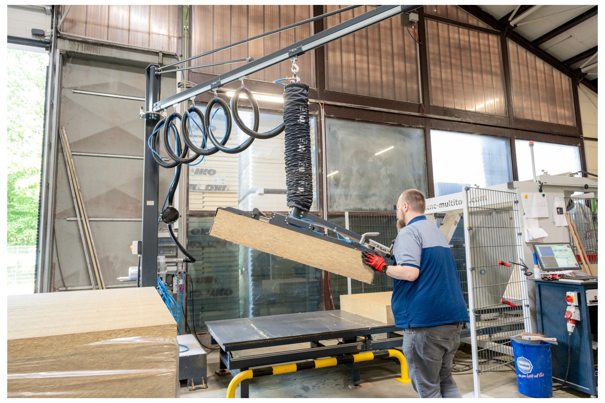 The gripper, specially developed for stone wool processing, enables ergonomic handling of large-format insulation boards during cutting. (Image source: Timmer GmbH)