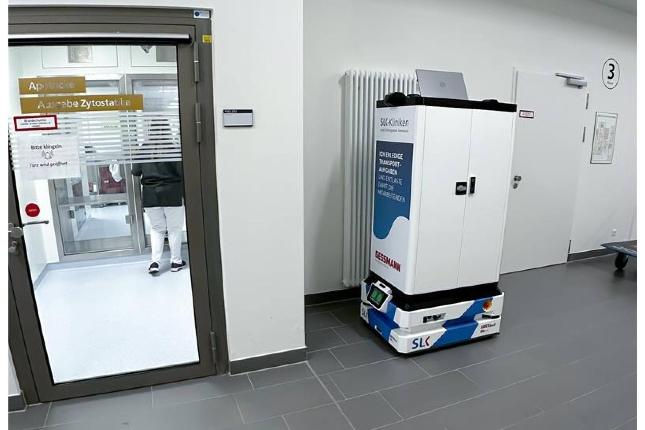 Der „GESSbot“ navigiert selbstständig durch öffentliche Klinikbereiche des SLK-Klinikums Heilbronn und übernimmt Transportaufgaben zwischen verschiedenen Bereichen des Krankenhauses. (Bildquelle: Heilbronner Stimme/KI-bearbeitet: W. Gessmann GmbH)