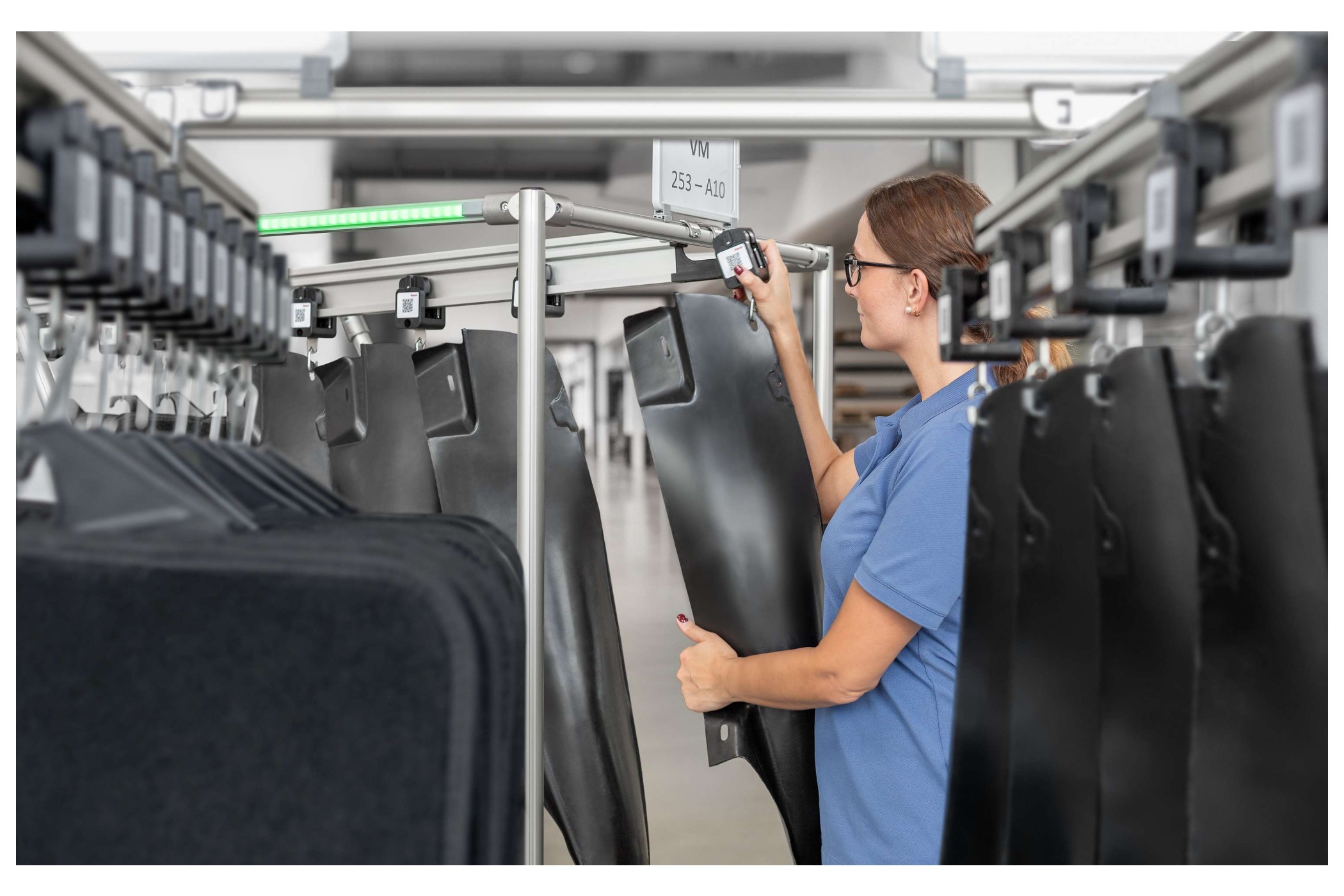 In the item overhead conveyor system, a very slight inclination of three degrees is sufficient compared to other systems to ensure the suspended transport purely through the weight of the transported goods. (Image source: Item)