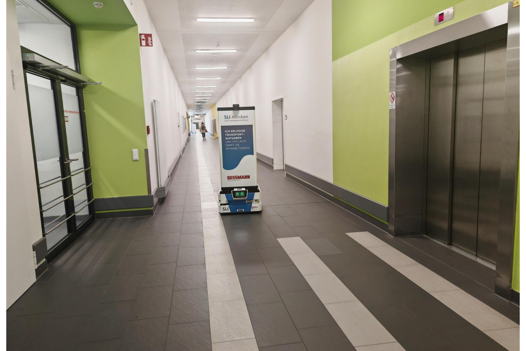Der „GESSbot“ nutzt selbstständig reguläre Personenaufzüge und verbindet verschiedene Bereiche des Krankenhauses ohne zusätzliche Infrastruktur. (Bildquelle: Heilbronner Stimme/KI-bearbeitet: W. Gessmann GmbH)