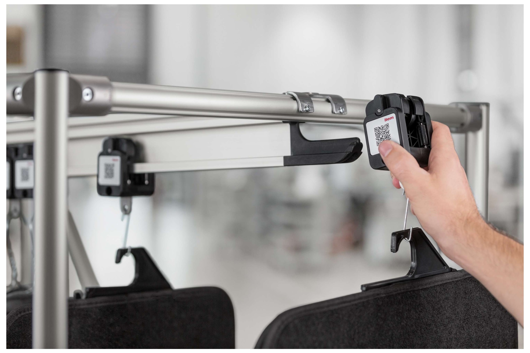 The ESD-safe trolleys have a universal connection point on the underside, onto which various hooks etc. can be attached, allowing them to carry goods with a maximum weight of five kilograms. (Image source: Item)