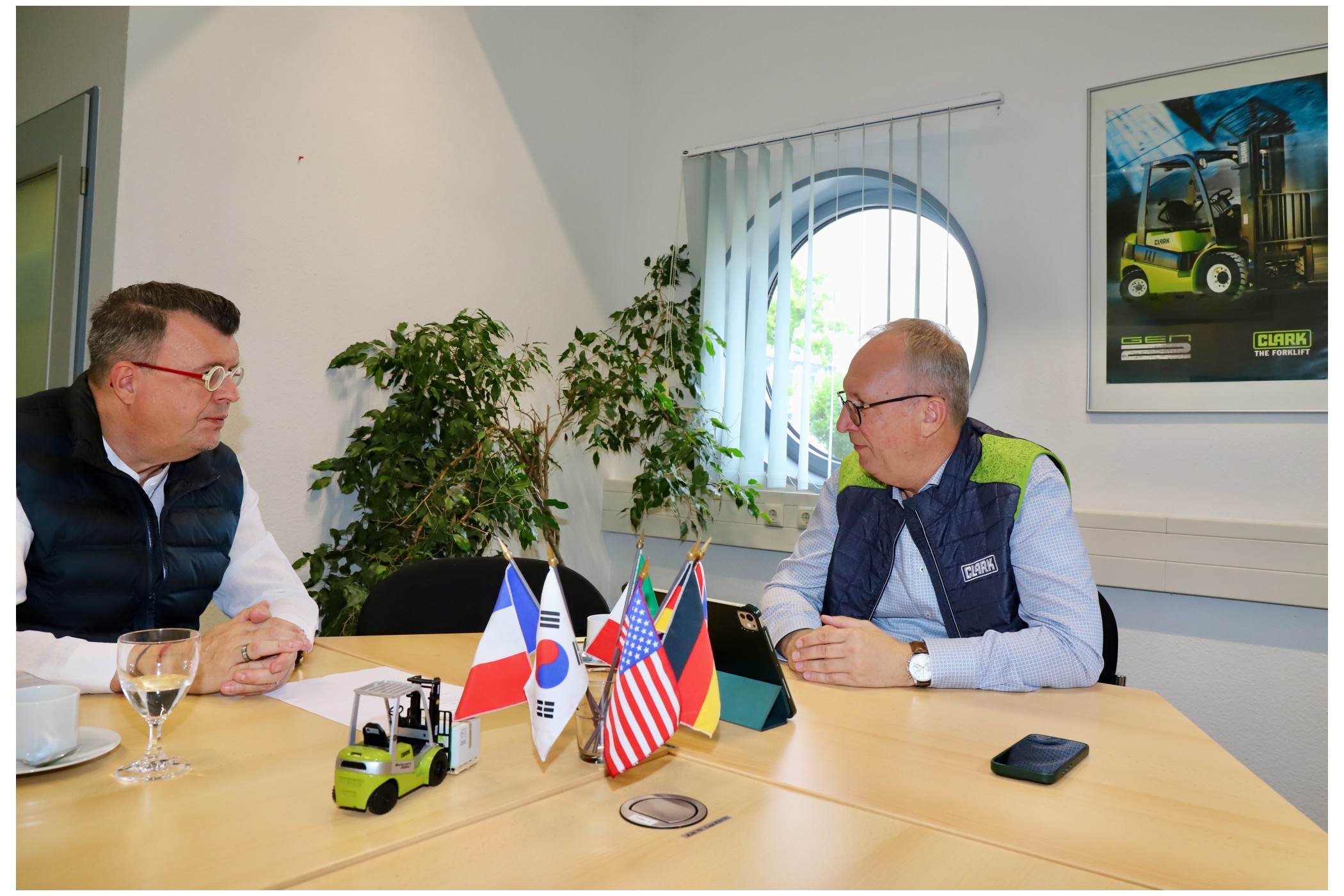 Clark CEO Stefan Budweit in conversation with Editor-in-Chief Jan Kaulfuhs-Berger (Source: Clark Europe GmbH)