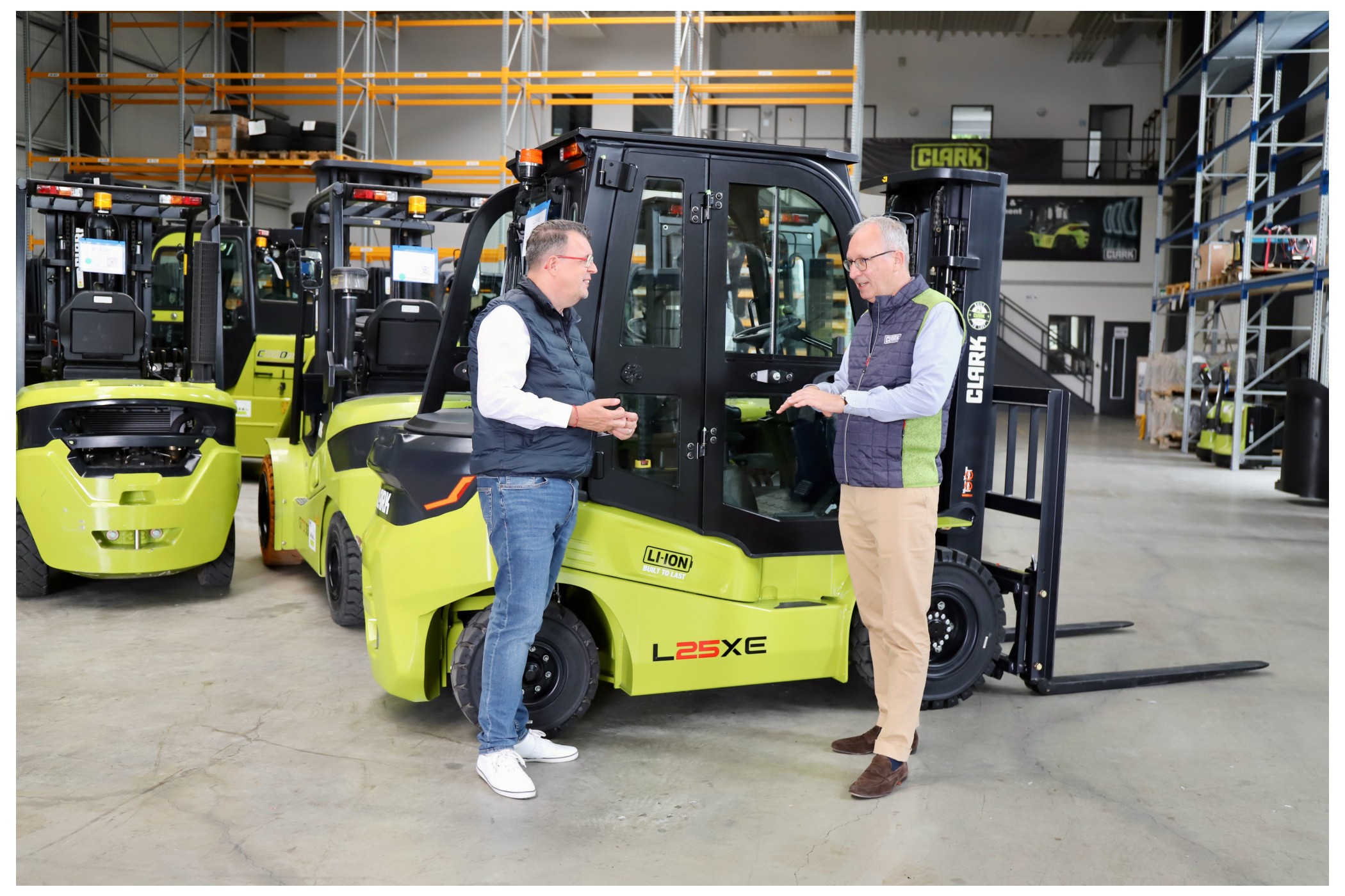 Two experts in conversation: Stefan Budweit (right) and Jan Kaulfuhs-Berger discussing at the forklift. (Source: Clark Europe GmbH)
