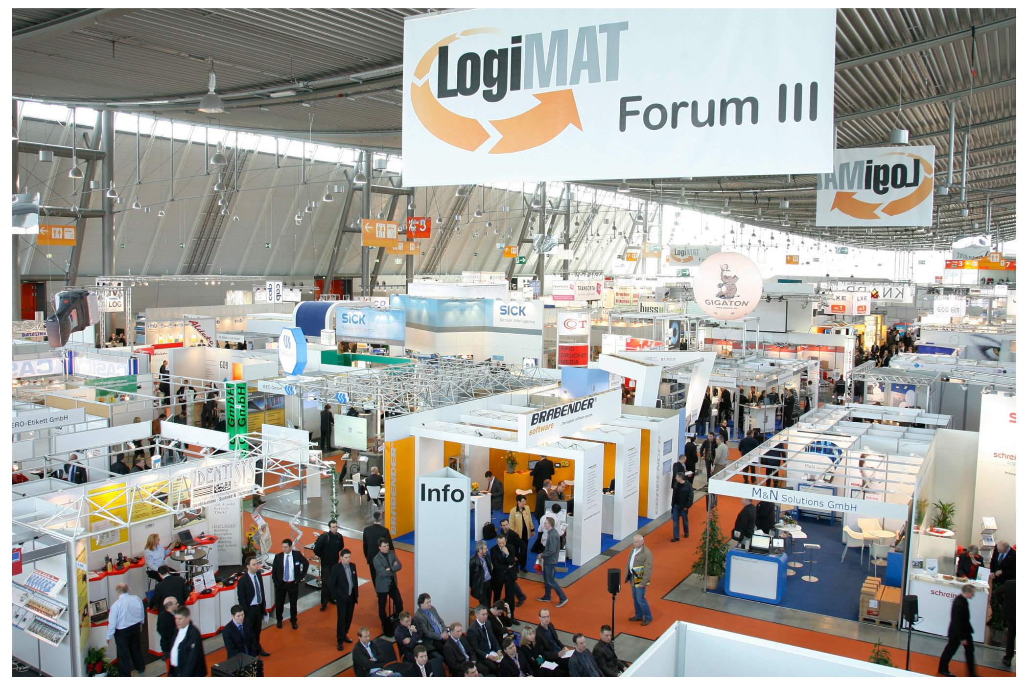 Immer wieder imposant ist der Blick von der Galerie mit Foren mitten im Geschehen der Logimat. (Quelle: Euroexpo GmbH)