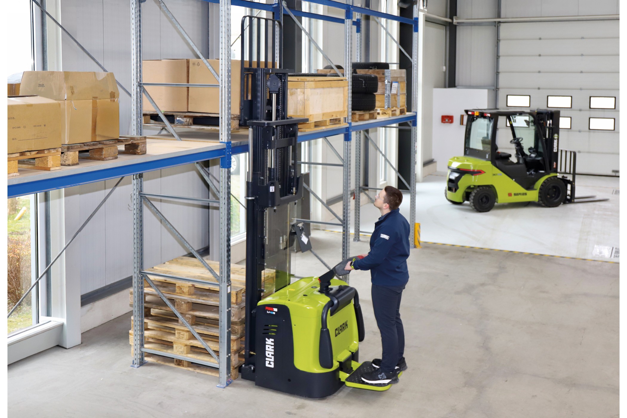 Der Elektro-Hochhubwagen RSE16 wurde speziell für den komfortablen Mitfahrerbetrieb auf längeren Transportwegen entwickelt. (Quelle: Clark Europe GmbH)
