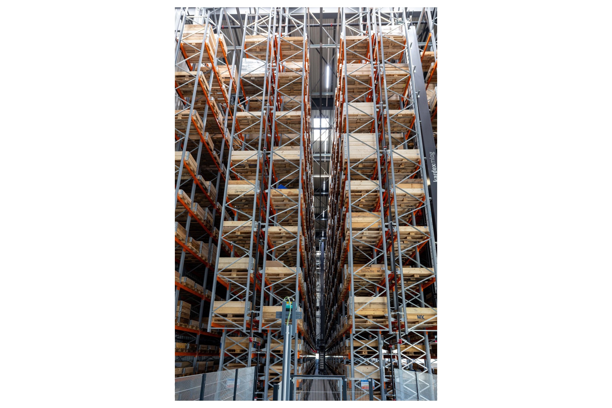 Kardex Mlog hat für das neue Logistikzentrum von Groninger ein automatisches Hochregallager sowie ein Behälter-Shuttle-System powered by Rocketsolution errichtet. (Bildquelle: Groninger)