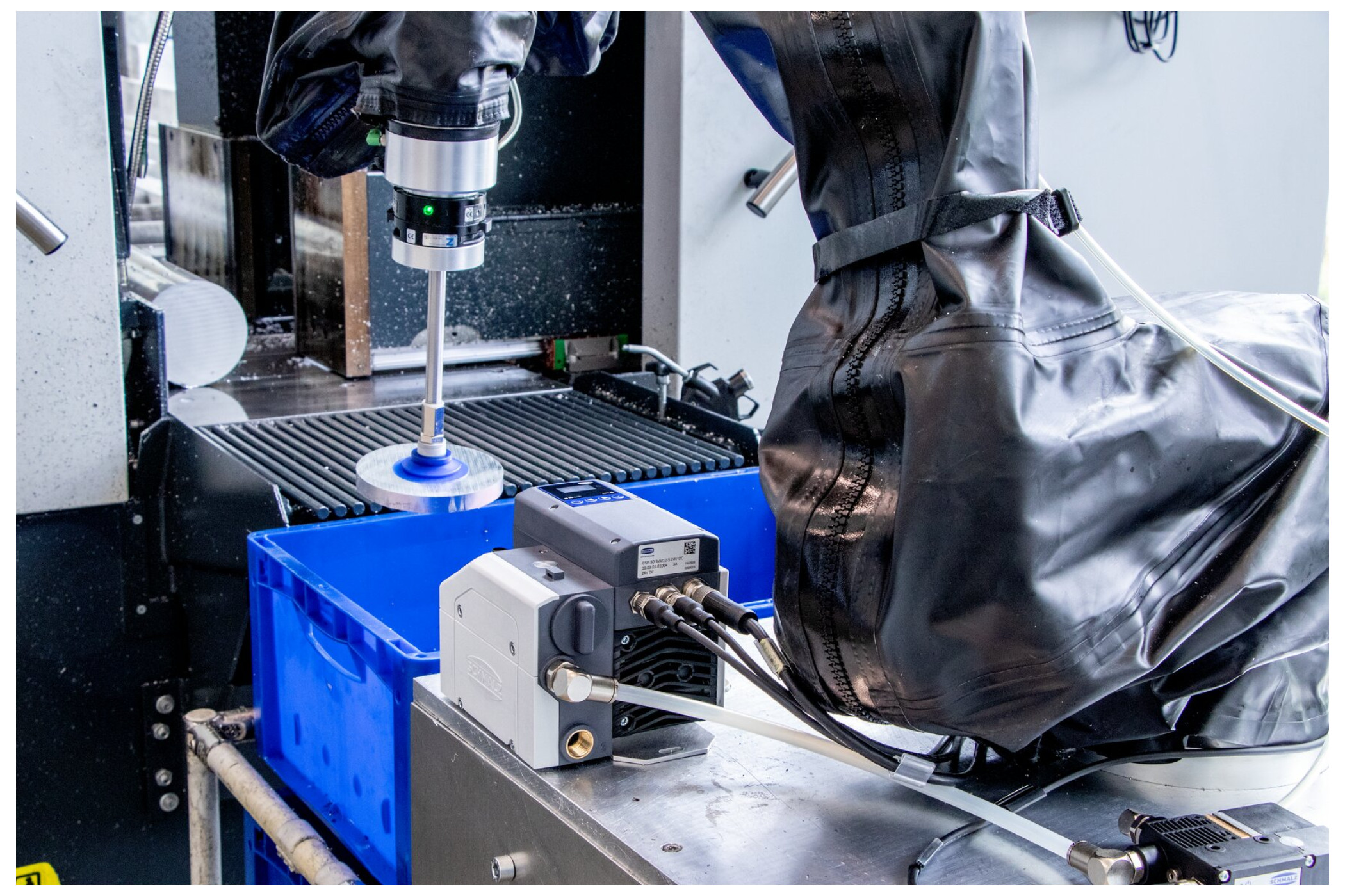 Der Vakuum-Erzeuger eignet sich für druckluftarme Produktion bspw. beim Be- und Entladen von Blechteilen in Vorformpressen und Fügemaschinen sowie beim Materialtransport in der Intralogistik. (Bildquelle: J. Schmalz GmbH)