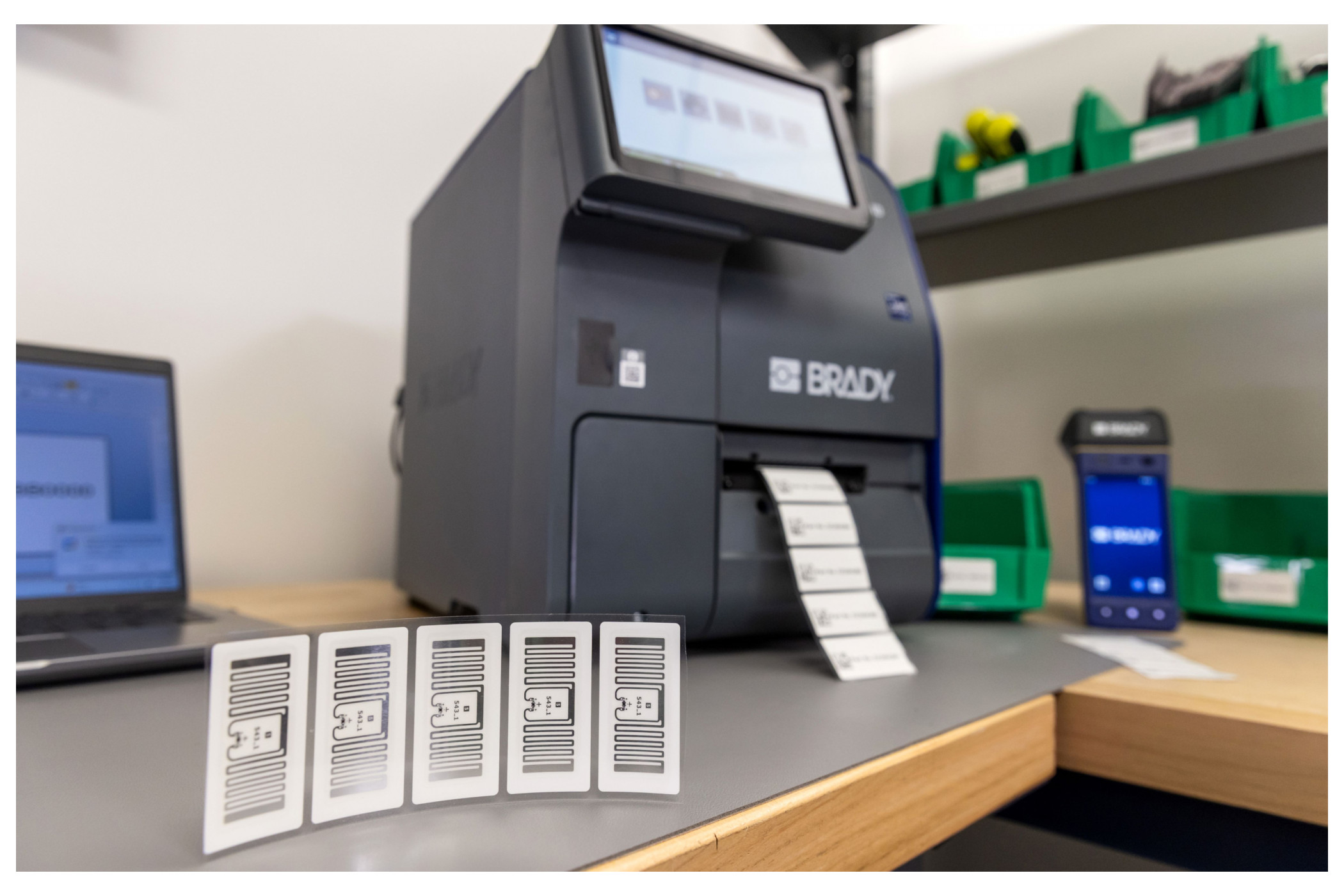 Der „BradyPrinter i7500 RFID“ verarbeitet UHF-RFID-Etiketten für unterschiedliche Materialien und Anwendungen. . (Quelle: Brady Corporation)