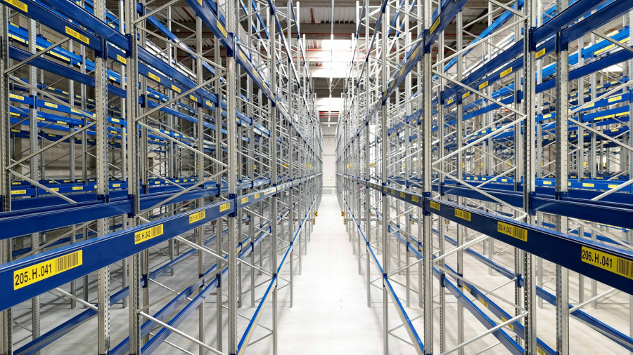 Nur bei der Eröffnung leer: Blick ins Innere des Logistikzentrums. (Quelle. Movianto)