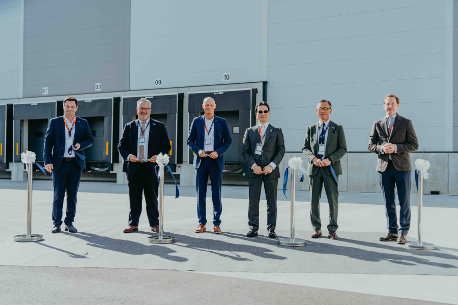Beim Durchschneiden des symbolischen Bandes von links: Ingo Schlieper, Managing Director Movianto (DACH), Bruno Jacques, CEO Yusen Logistics Healthcare, Dirk Elkermann, Oberbürgermeister Wiesloch, Hiroki Harada, CEO Yusen Logistics, Minoru Futonaka, Managing Director Yusen Logistics (Europe) und Darius Scheible, Geschäftsführer VGP Deutschland. (Quelle. Movianto)