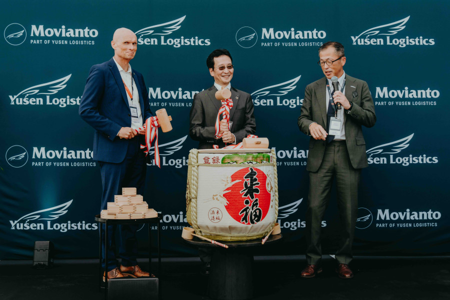 Kurz vor dem Anstich eines Sake-Fasses (von links): Dirk Elkermann, Bürgermeister von Wiesloch, hatte die Ehre, Hiroki Harada, CEO von Yusen Logistics, und Minoru Futonaka, Geschäftsführer von Yusen Logistics (Europe), bei der japanischen Eröffnungszeremonie zu unterstützen. (Quelle. Movianto)