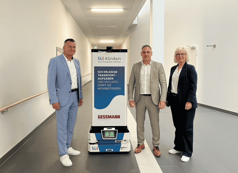 Von links: Alwin Ehrensperger (Geschäftsführer, W. Gessmann GmbH), Steffen Kuhnle (Leiter Geschäftsbereich Robotik, W. Gessmann GmbH) und Stephanie Haußmann (Geschäftsführerin, SLK-Service GmbH) präsentieren den „GESSbot“ im SLK-Klinikum Heilbronn. (Bildquelle: Heilbronner Stimme/KI-bearbeitet: W. Gessmann GmbH)