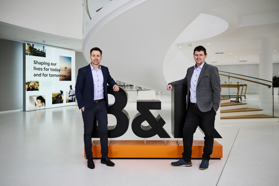 Platz 6: B&amp;R setzt auf Knapp-Technologie für Smart Factory » https://www.technische-logistik.net/node/25844 | Michael Humer, Country Managing Director Sales Austria bei B&amp;amp;R Industrial Automation und Christian Brauneis-Lieb, Managing Director Knapp Industry Solutions (v.l.n.r.) sind von der strategischen Partnerschaft überzeugt. (Bildquelle: Knapp/Niederwieser)