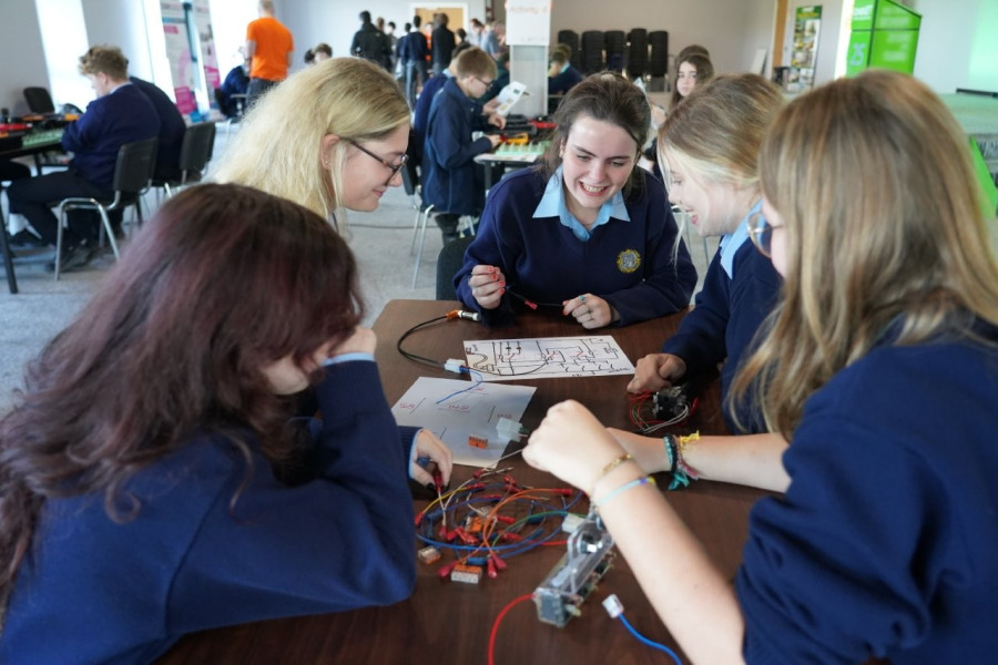 Beim Manufacturing Day erhielten mehr als 100 Schüler Einblicke in verschiedene technische Bereiche der Produktion am Standort Monaghan. (Bildquelle: Combilift)