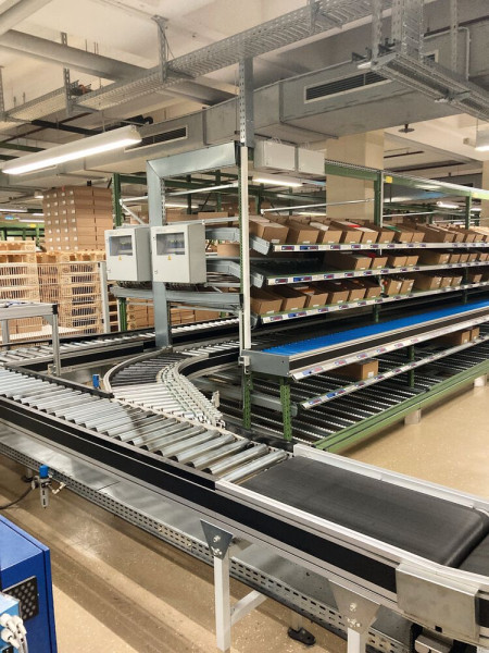 Um das beleglose Pick-by-Light-Verfahren in SAP EWM MFS zu integrieren, wurde die Steuerung der Fördertechnik überarbeitet und gemeinsam mit den neuen Waagen sowie der reduzierten Pick-by-Light-Hardware nahtlos an SAP EWM (Heisab) und die SPS (Heitec) angebunden. (Bildquelle: Heitec AG, Ch. Koch)