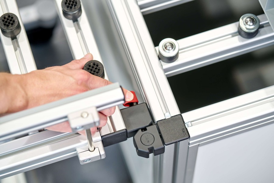 Item hat mit der „Schnellkopplung 8“ eine Lösung für die temporäre Arretierung und Ausrichtung mobiler Materialtransportlösungen vorgestellt. Nach Angaben des Unternehmens soll das Produkt mobile Regale, Wagen und Gestelle bei der Materialübergabe exakt positionieren. Die Schnellkopplung ist für unterschiedliche Anwendungen in der Intralogistik vorgesehen. (Bildquelle: Item)