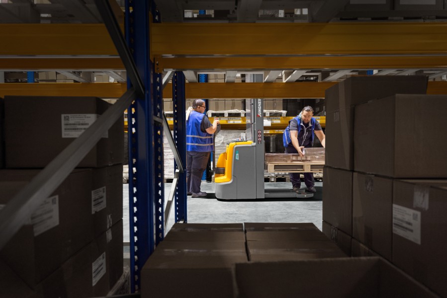 Lithium-Ionen-Hochhubwagen vom Typ EJC 214 gewährleisten durchgängige Verfügbarkeit beim sensiblen Transport der Medizin- und Kosmetikprodukte. (Bildquelle: Jungheinrich AG)