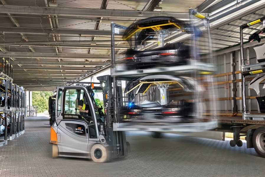 Im Spritzguss-Verfahren hergestellte, lackierte und konfektionierte polymere Stoßfänger-Systeme für Pkws namhafter Hersteller werden „Just in Sequenz“ ausgeliefert. Bild: Gerd Knehr 