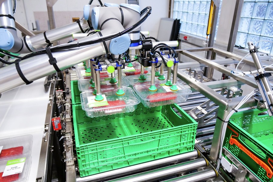 Am End-of-Arm von zwei Cobots nehmen PXT-Greifer im Zusammenspiel mit der Compact-Pump GCPi folierte Fleischpackungen prozesssicher und energieeffizient auf. (Bildquelle: J. Schmalz GmbH)