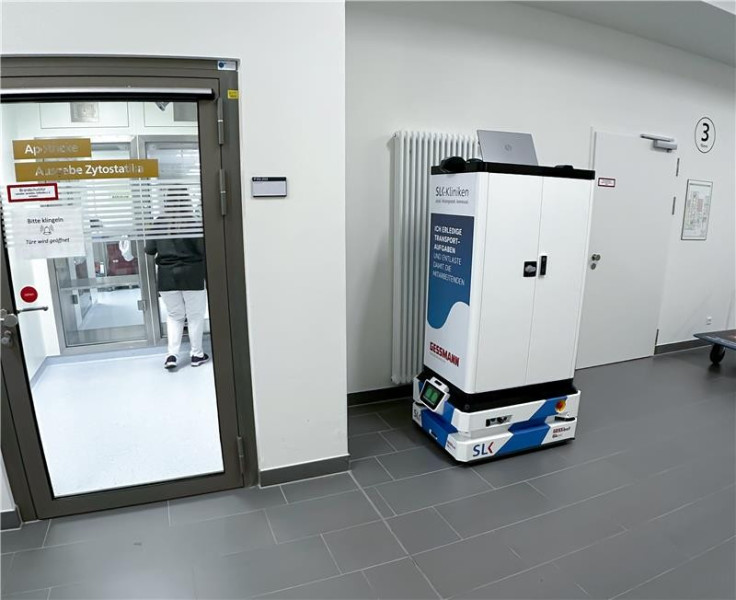 Der „GESSbot“ navigiert selbstständig durch öffentliche Klinikbereiche des SLK-Klinikums Heilbronn und übernimmt Transportaufgaben zwischen verschiedenen Bereichen des Krankenhauses. (Bildquelle: Heilbronner Stimme/KI-bearbeitet: W. Gessmann GmbH)