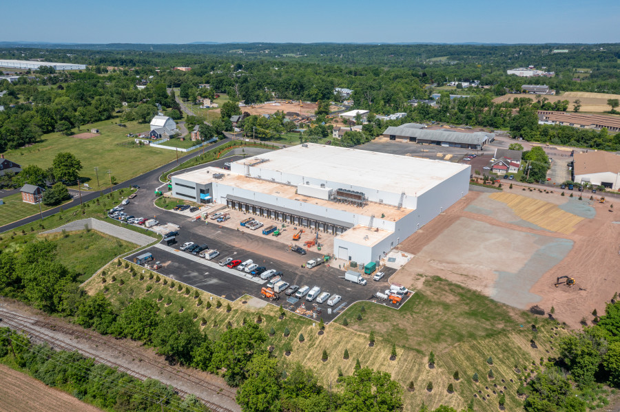 Derstine’s hat über seine Tiefkühl- und 3PL-Sparte EZ3PL ein neues Tiefkühllogistikzentrum in Sellersville, Pennsylvania, eröffnet. Knapp IT Solutions erweiterte dafür die bestehende SAP-EWM-Lösung und integrierte den neuen Standort in die vorhandene Systemlandschaft. Mit der neuen Anlage wächst die Kapazität von 2.000 auf mehr als 15.000 Palettenplätze. SAP EWM steuert unter anderem verschiedene Temperaturzonen, Chargenverfolgung, Qualitätsmanagement und spezielle Temperierprozesse. (Bildquelle: Knapp)