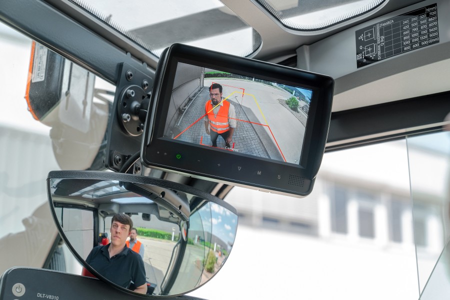 Die KI-Rückraumkamera hat die Person erfasst. Der Fahrer wird visuell durch den roten Rahmen und akustisch durch einen Alarmton gewarnt. Eine Stopp-Funktion reduziert das Unfallrisiko zusätzlich. Bild: Gerd Knehr 