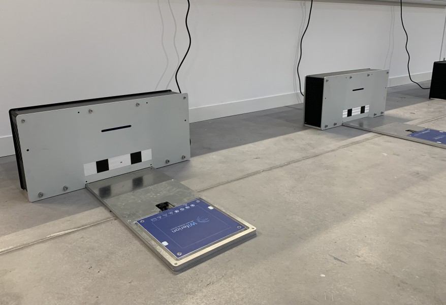 Das Batterieschnellladesystem „etaLINK 3000“ ist in die Fahrzeuge integriert und ermöglicht das schnelle Laden der AMRs während des Betriebs. (Bildquelle: Wiferion)