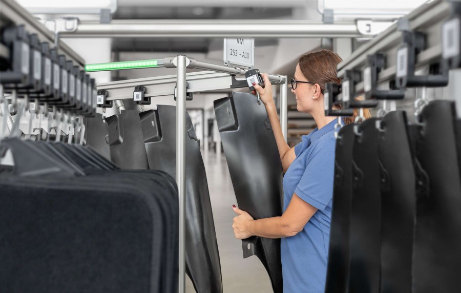 Beim Hängefördersystem von item ist – im Vergleich zu anderen Systemen – eine sehr geringe Neigung von drei Grad ausreichend, um den hängenden Transport allein durch das Eigengewicht des Transportguts sicherzustellen. (Bildquelle: Item)