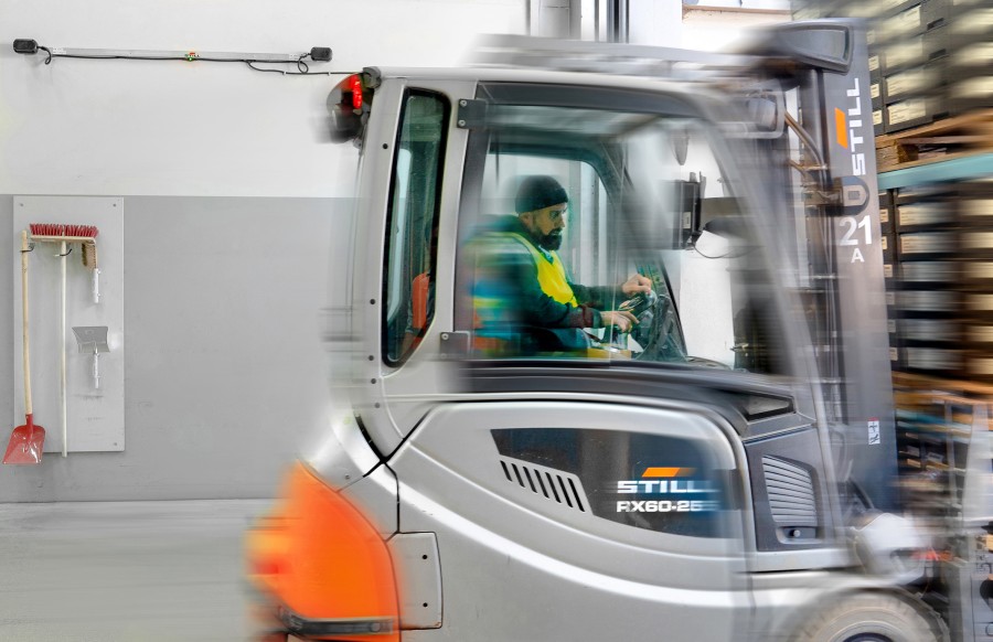 Wegen hohem Fußgängeraufkommen ist mit der funkbasierten Zonenerkennung von Still die Maximalgeschwindigkeit in den Hallen auf zehn Kilometer pro Stunde begrenzt. Bild: Gerd Knehr 