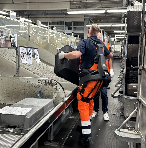 Das „Exia“ basiert auf umfangreichen Daten aus unterschiedlichen realen Arbeitssituationen. Dadurch erkennt es, wie Menschen individuell und im Kontext ihrer konkreten Tätigkeiten heben, tragen, sich vorbeugen und bewegen. (Bildquelle: German Bionic)