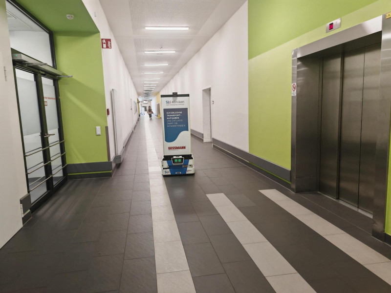 Der „GESSbot“ nutzt selbstständig reguläre Personenaufzüge und verbindet verschiedene Bereiche des Krankenhauses ohne zusätzliche Infrastruktur. (Bildquelle: Heilbronner Stimme/KI-bearbeitet: W. Gessmann GmbH)