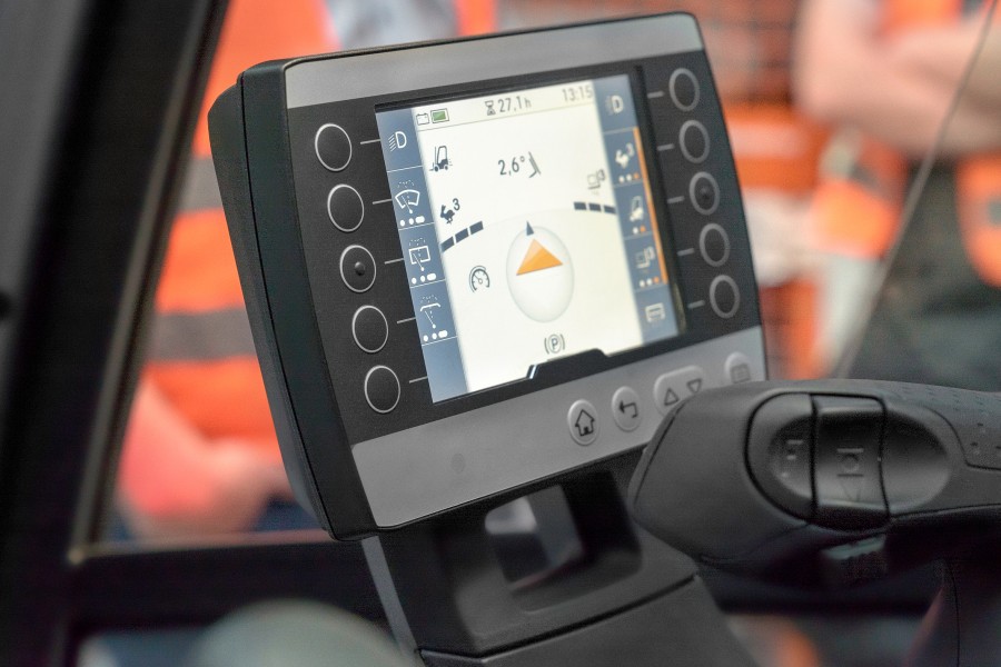 Der Fahrer hat jederzeit alle Infos im Blick und kann die Performance-Funktionen des Fahrzeugs einsatzabhängig aktivieren, also auch die Fahrgeschwindigkeit mit den Begrenzungen. Bild: Gerd Knehr