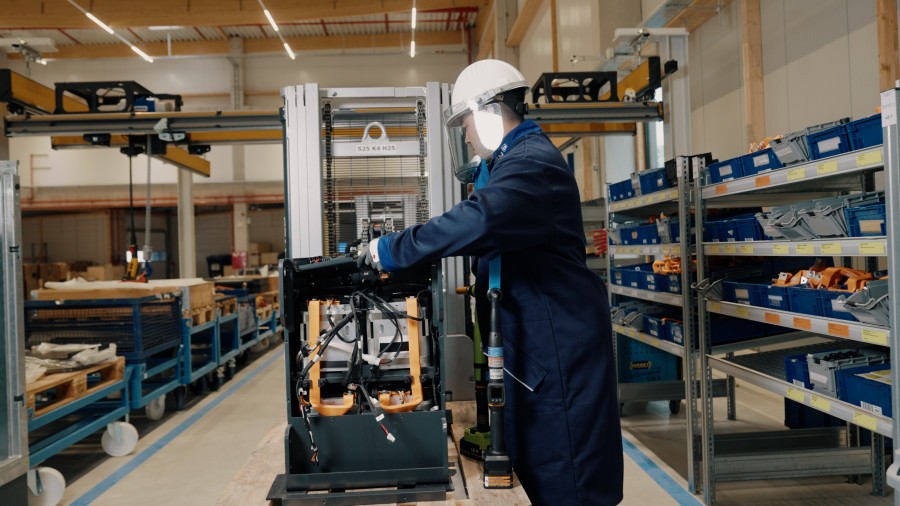 Die Batteriefertigung am Standort Hamburg verkürzt Transportwege und ermöglicht eine nachhaltige Produktion. Darüber hinaus können Fahrzeuganpassungen und Kundenanforderungen schnell und effizient umgesetzt werden. (Bildquelle. Still)